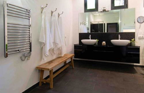 Idyllic 6 bed villa stunning sea view salt pool - Photo 7