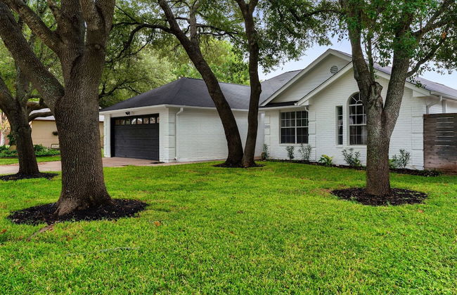High End Home w Pool Hot Tub Gameroom - Photo 63