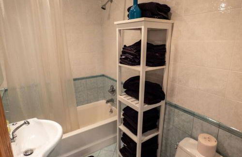 Whimsical Lakefront Chalet - Foto 12