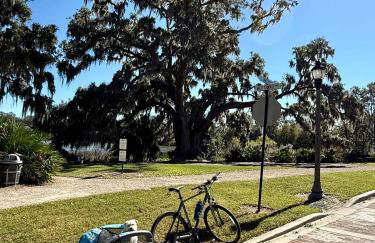 StylishAptWtrGrdnOppLake&Prk&Yrd - Foto 27