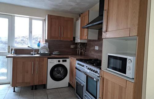 Cheerful 2 bed house free parking nearby park - Photo 9