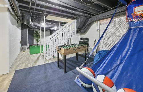 Family Spacious 5BR Retreat w Game Filled Basement Suite - Foto 42