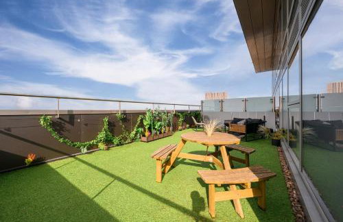 Penthouse Skyline – 2BR, Massive Terrace Retreat - Foto 4