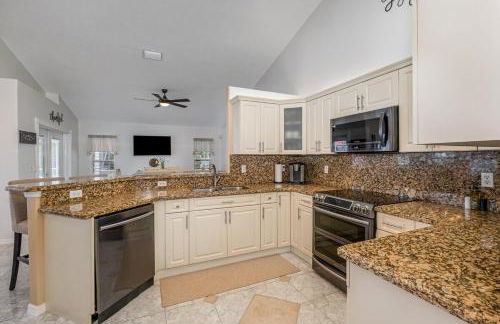 Elegant 4BR Pool Sanctuary - Ideal for Work or Play! - Foto 23