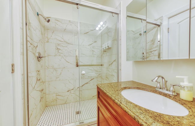 Sosuite 2BR Apt w Balcony W D Gym On-site Bar - Photo 13