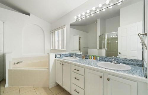 Luxury 4-Bedroom Home with Private Pool, Jacuzzi, AC, Wi-Fi, Cable TV, 5 Minutes from Disney - Foto 10