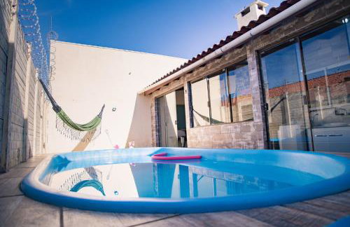 Casa 3 min Shopping Pelotas- Com 1 Suíte, 2 Quartos Climatizados, Piscina e Estacionamento 2 carros - Foto 1