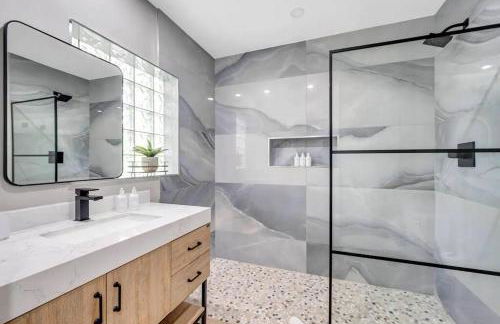 Steps to Beach, Pool, Backyard Oasis, Game Room - Foto 9