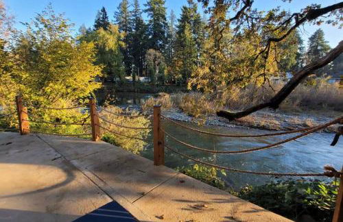 Tranquil Riverfront Retreat - Foto 28