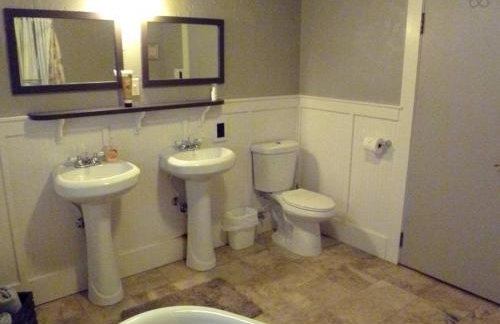 Rustic Cabin Rental in a Wild Meadow near Crater Lake National Park, Oregon - Photo 5