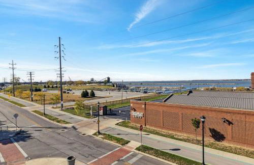 Family Fun Near Cedar Point - Rooftop Lake Views - Photo 41