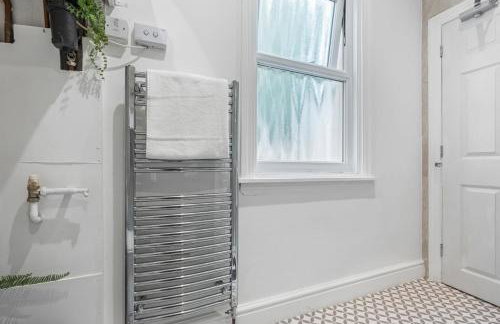 Stylish 4Bed Executive Stay WiFi and Parking - Photo 63