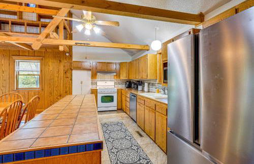 Historic Clark Cabin with Deck and Fishing Pond Access - Foto 8