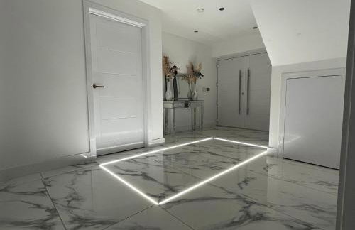 Modern 4 Bedroom Stylish Villa with out-door Hot Tub - Foto 10