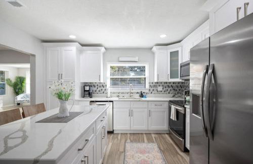 Wood Circle House - Dog Friendly with Fenced in Backyard - Foto 18