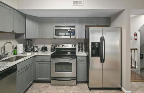 4BR Townhome, Close to Shops & Restaurants, 40 Mins to DC - Foto 25