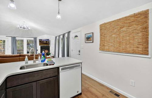 Two Cabins Retreat in Woods Resort - Dog-Friendly - Foto 56