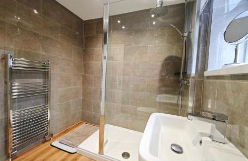 Spacious 3 Bedroom Home Ample Parking Near Shops - Photo 18