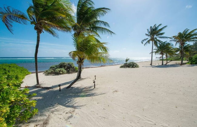 Peaceful Ocean Front Beach House in Bodden Town - Photo 9