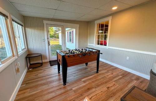 Renovated farmhouse on snowmobile trail with firepit & mountain views, 10 min from Bretton Woods! - Foto 8