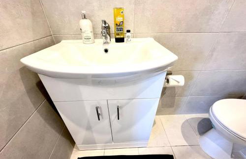 Spectacular Modern, Private Apartment,15 Mins To Central London - Photo 21