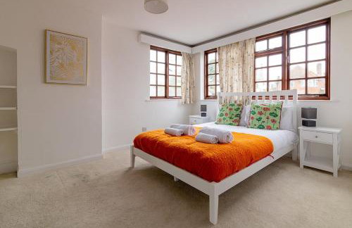 8 Bedroom House in Barwell Sleeps 15 with Parking - Foto 13