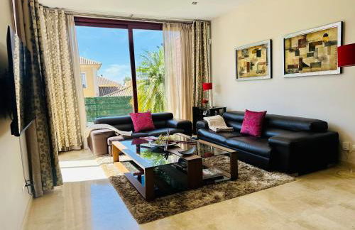 Lux Villa with Year-Round Heated Pool & Game Room - Foto 6