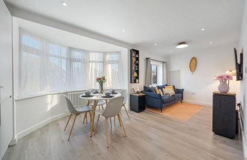 Newly Refurbished 2 Bed Flat - Photo 65