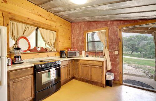 Rural and Horse-Friendly Cabin about 24 Mi to Bandera! - Foto 10
