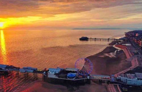 Spacious Family Home Minutes from the Beach - Foto 18