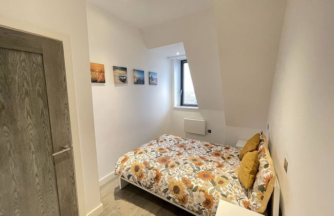 Stunning 1-bed Deluxe Apartment in Slough - Photo 4