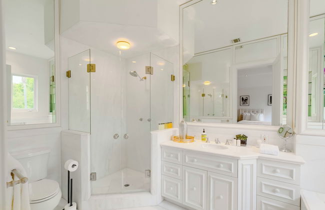 Carolwood - Modern Tuscan Villa With Rolling Lawns and Loggia in Holmby Hills - Photo 47