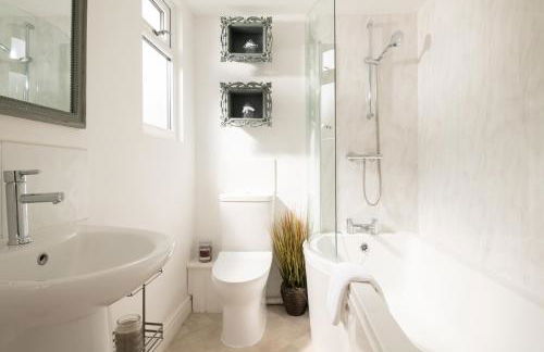 Meadow Cottage - Secluded Woodland Cottage with Private Hot Tub - Photo 13