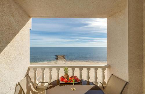 Beachfront apartment, sea view, pool, close to bars and restaurants - Photo 4