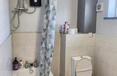 Spacious, 3 double bedroomed, free parking, 9 mins Elland Rd, nr Leeds City Centre - Foto 4