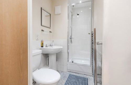 Waterfront Quayside Apartment with secure parking & lift, Ideal for Mobility Users - Foto 46