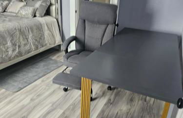 Cozy Roomy family sized apartment on major bus route close to all - Foto 80