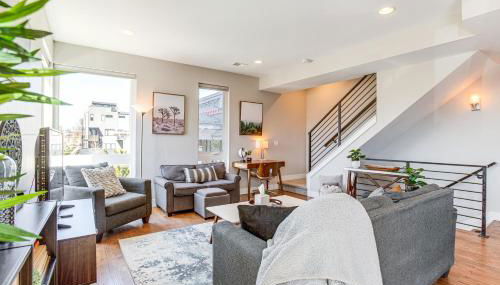 Walk to Mile High Stadium Modern Denver Townhome - Foto 4