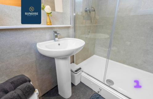 L2 - INVOICE and REDUCED PRICE only via SUNRISE SHORT LETS DUNDEE, Stunning 4 Bed House with 6 Beds and 3 bathrooms, TVs in each room, Free Parking, Fully Equipped, Local Amenities, Easy Ring Road Access, Special Rates and ONLY 9 Mins to STANNERGATE Ports - Foto 12