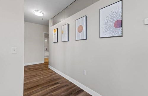 Sleek 2BR Downtown Retreat with Gym - Foto 11