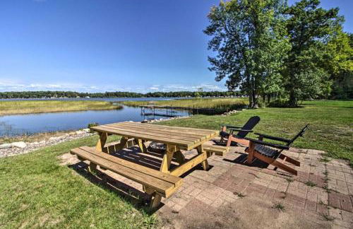 Lakefront Retreat with Dock and Game Room and Deck - Foto 35