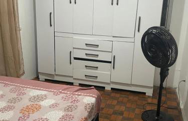 Quarto com sacada possui cama de casal, ventilador e guarda-roupa - Photo 1