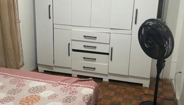 Quarto com sacada possui cama de casal, ventilador e guarda-roupa - Foto 1