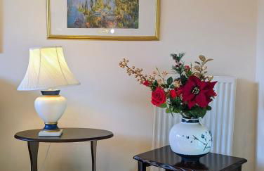 Sherlock's Moray House -Idea long stay for contractors & family Two bedroom mid terrace 3 beds 2 sofa beds Sleep 5 Working facility Free WiFi TV & private parking Enclose rear garden dog friendly Sainsbury's & takeaway pubs in walking distance - Foto 9