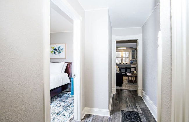 Couples Getaway | Walk to Unc | Free Cruiser Bikes - Foto 23