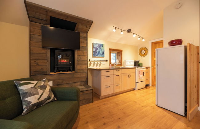 Downtown Whitehorse - Treehouse - Photo 9