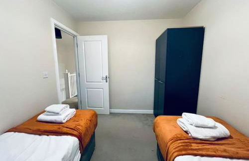 Spacious 4 Bedroom, 3 Bath House by Jesswood Properties Contractors, Business and Leisure with Free Parking and WIFI - Foto 23