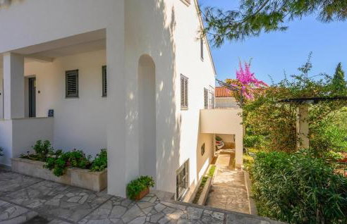 Beautiful Apartment In Klek With Wifi - Photo 9