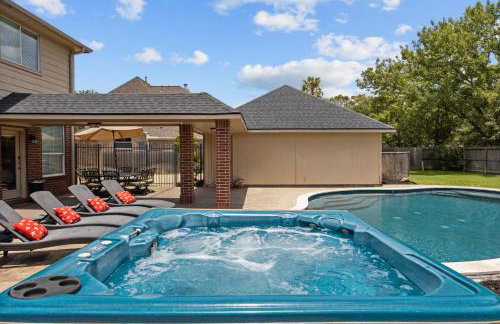 Upscale 4BR Cypress Home w Pool, Hot Tub, Theater, Sleeps 20 - Foto 1
