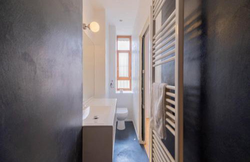 Velvet & Marble - Stylish Luxury City Center Apartment - Photo 26